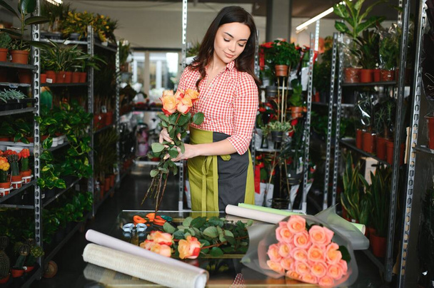 Portrait of female florist in her flower shop - Foto, Imagem