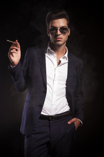 jonge knappe zakenman, genieten van een sigaret - Foto, afbeelding