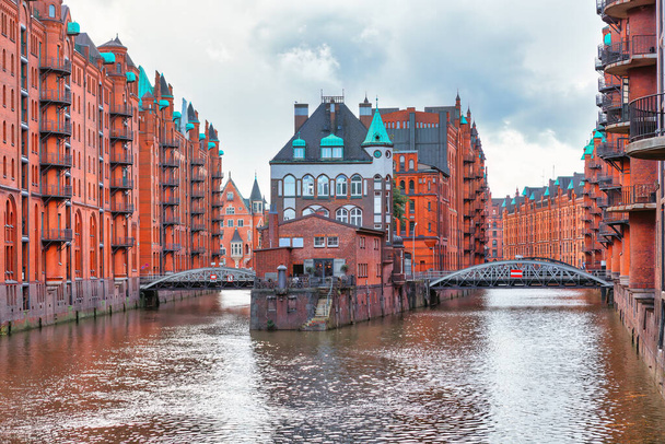 Speicherstadt Hamburg . Schöne Aussicht auf Wasserkanal und deutsche Architektur in Hamburg  - Foto, Bild