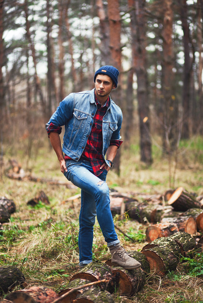 Ormanda Jean ceket giyen adam - Fotoğraf, Görsel