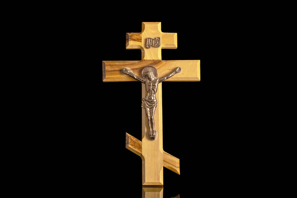 白い背景に孤立した木造教会の十字架. - 写真・画像