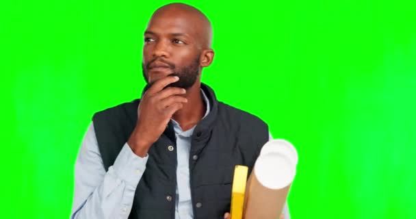 Gondolkodás, nem, és egy fekete építőmunkás egy zöld képernyős háttérrel stúdióban kezében egy tervrajzot. Portré, kézmozdulat és építészet egy férfi mérnök Chromakey egyet nem értés. - Felvétel, videó