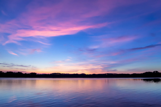 Serene Pastel Sky and Lake Background A Beautiful Blend of Tranquility - Foto, immagini