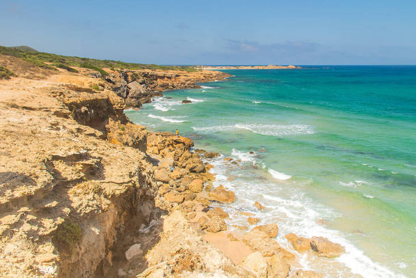 Mar e Montanha em Ras Hammam Beach. Cliff Views e beleza natural na Tunísia. Noth África - Foto, Imagem