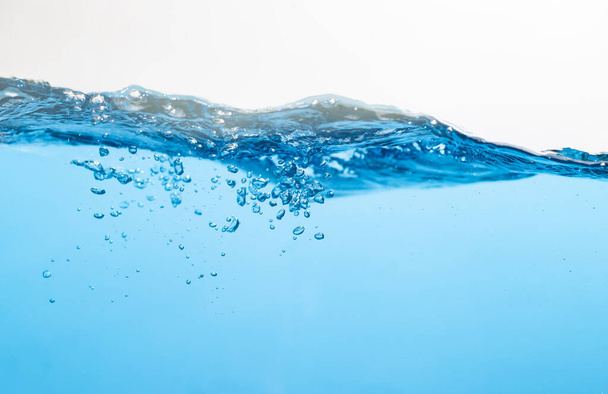Agua pura, agua potable limpia, burbujas de agua flotan hacia arriba. Salpicaduras de olas de agua - Foto, imagen