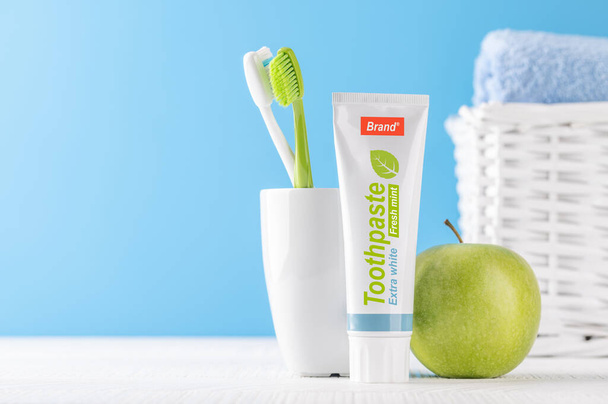 Uma imagem limpa e refrescante com pasta de dentes e escovas de dentes, promovendo a higiene oral e um sorriso brilhante - Foto, Imagem