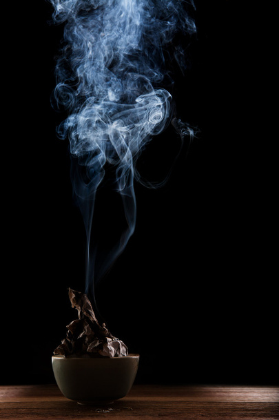 belle fumée et éclairage du papier brûlé dans l'arc en céramique agai
 - Photo, image