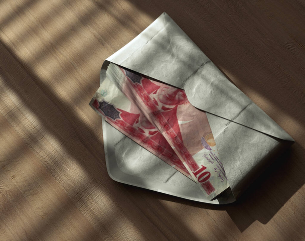 Een verspreidende stapel van lira bankbiljetten in een envelop op een houten ondergrond onder stemmige verlichting - 3D render - Foto, afbeelding