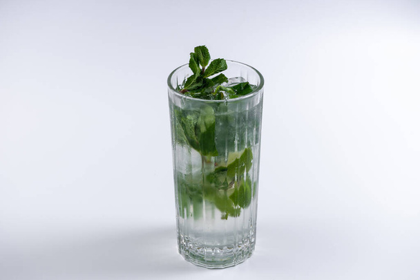 primer plano de refrescante bebida alcohólica con hielo y cítricos en el bar - Foto, imagen