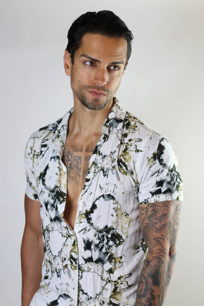 Schöner muskulöser Mann Modell trägt ein Sommerhemd auf weißem Hintergrund - Foto, Bild