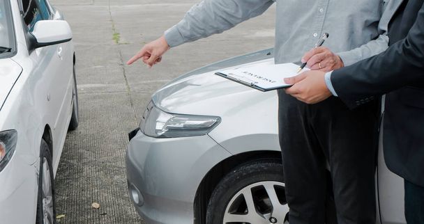 Loss Adjuster Insurance Agent Inspecting Damaged Car. - Zdjęcie, obraz