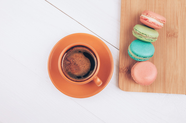 Colorful macaroons with coffee - Фото, зображення