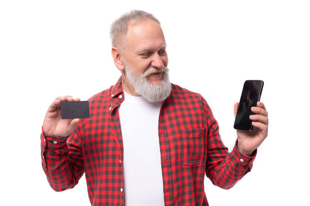 bell'uomo in pensione anni 60 con barba bianca e baffi che mostrano carta di credito. - Foto, immagini