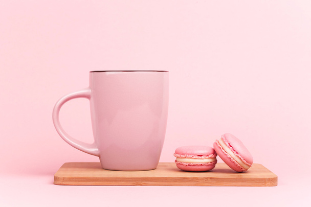 Pink macaroons with coffee - Foto, imagen