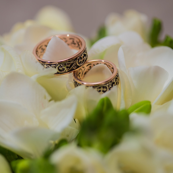 Dos anillos de boda en signo de infinito. Concepto de amor
. - Foto, imagen
