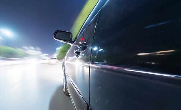 Auto op weg bij nacht - Foto, afbeelding