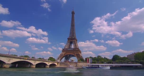 Une tour en métal dans le centre de Paris, son monument architectural le plus reconnaissable. La Tour Eiffel est considérée comme l'attraction payante et photographiée la plus visitée au monde. - Séquence, vidéo