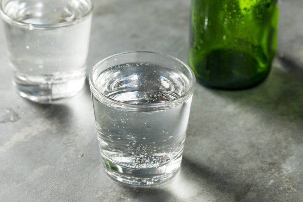 Cold Refreshing Sparkling Mineral Water in a Glass - Valokuva, kuva