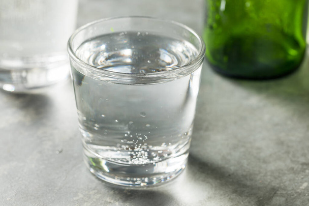 Cold Refreshing Sparkling Mineral Water in a Glass - Foto, Imagem