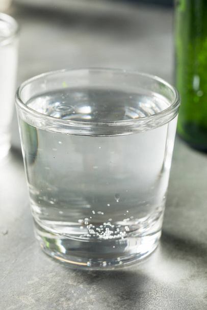 Cold Refreshing Sparkling Mineral Water in a Glass - Foto, Bild