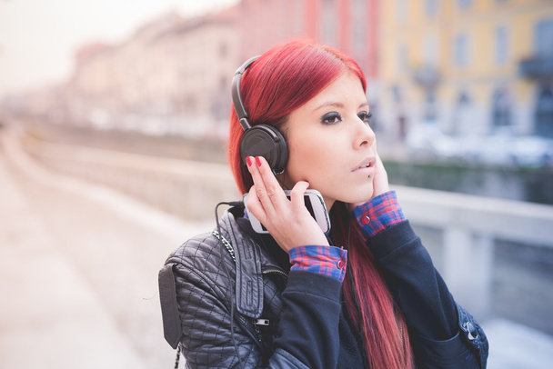 hermosa venezolana mujer escuchando música
 - Foto, imagen