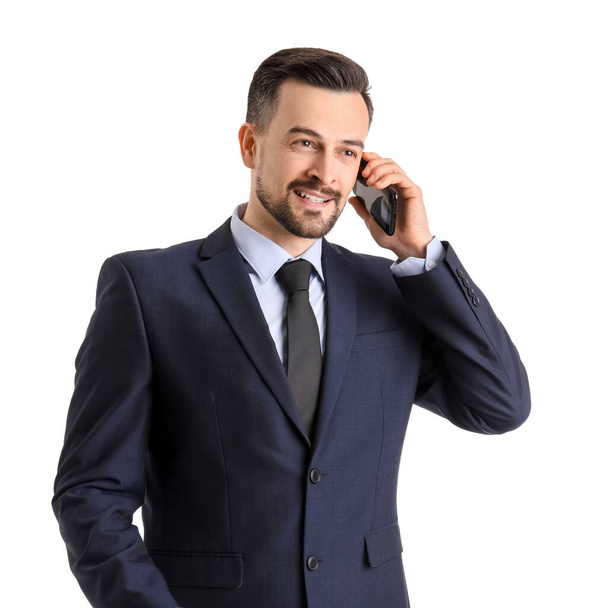 Hombre de negocios guapo hablando por teléfono móvil sobre fondo blanco
 - Foto, imagen