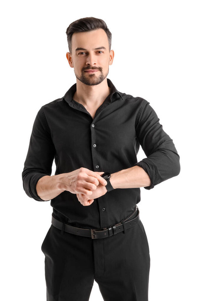 Hombre de negocios guapo con smartwatch sobre fondo blanco - Foto, imagen