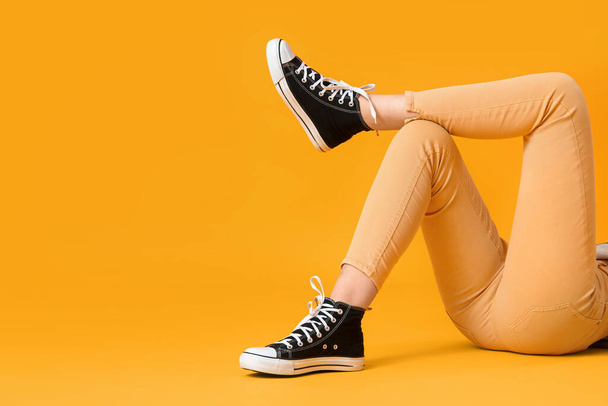 Женщина в стильных туфлях на желтом фоне - Фото, изображение