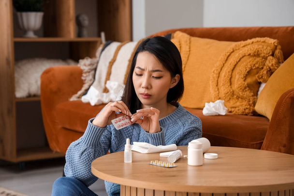 Nemocná asijská žena brát pilulky doma - Fotografie, Obrázek