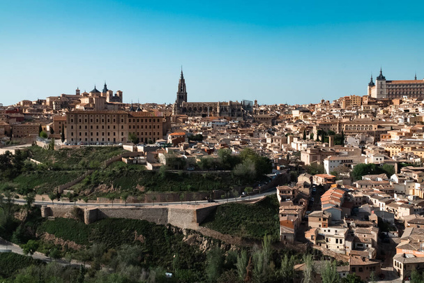 Panorámás táj gyönyörű kék ég és kilátás nyílik a Tagus folyó a város Toledo, Spanyolország. - Fotó, kép