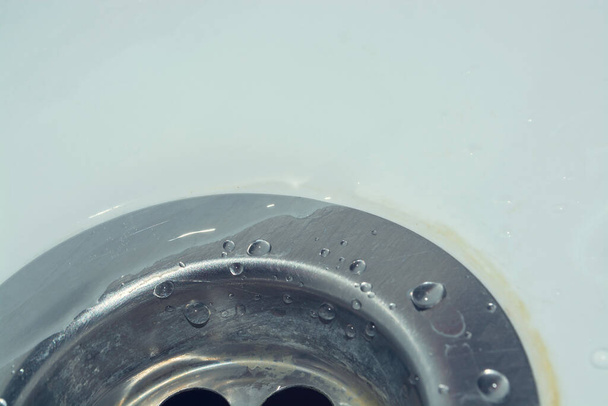 Metallspüle ablassen. Artikel für Hygiene. Objekt zum Waschen des Körpers - Foto, Bild