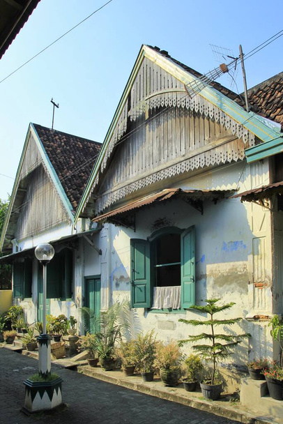 Klassinen talon julkisivu, jossa on avoin ikkuna Kaumanin kylässä, Yogyakarta. - Valokuva, kuva