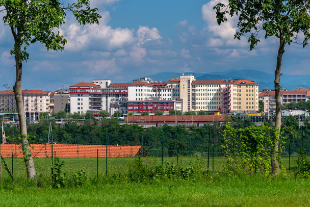 Cuneo, Piamonte, Italia - 15 de mayo de 2023: paisaje urbano del complejo de edificios del Hospital S. Croce. Esta es una estructura de la Azienda Ospedaliera S. Croce e Carle Cuneo del Asl Cuneo 1 - Foto, imagen
