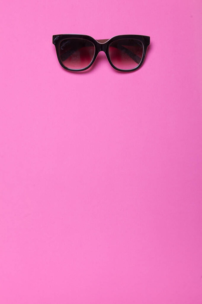 luxury and stylish fashionable sun glasses lying on pink and purple background, flat lay top view. High quality photo - 写真・画像