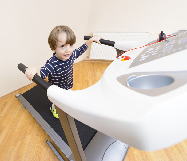 Boy running treadmill - Фото, изображение