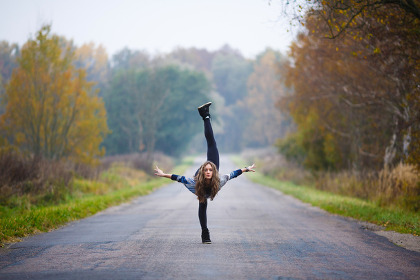 Joven chica hace splits
 - Foto, Imagen