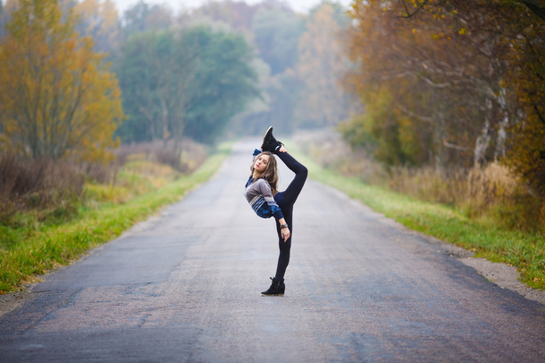 Joven chica hace splits
 - Foto, Imagen