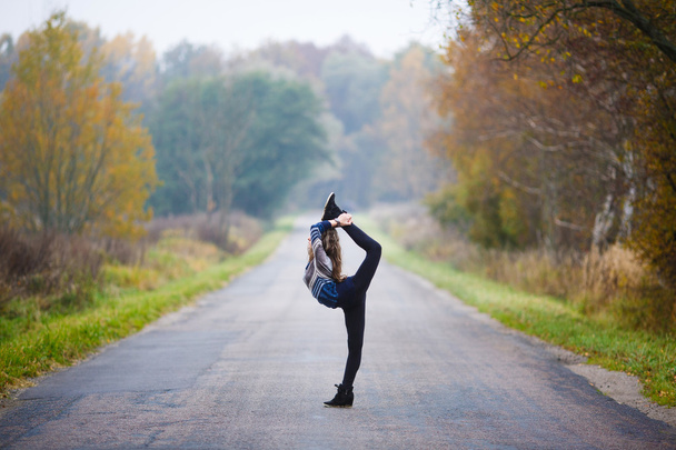 Young girl makes splits - Foto, imagen