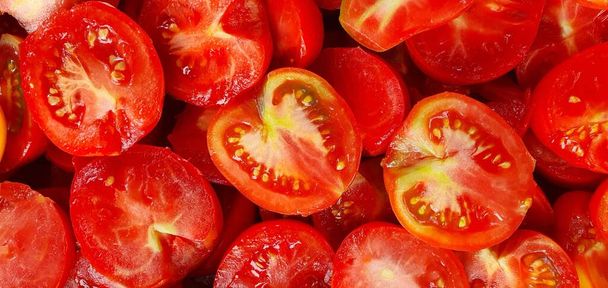 Lebendige Nahaufnahme halbierter Tomaten, die ihren frischen, organischen und saftigen Reiz zur Geltung bringen. Verlockende Illustration von appetitanregendem Gemüse. Tomaten-Perfektion - Foto, Bild