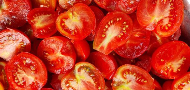 Boeiende close-up van gehalveerde tomaten, vol frisheid, biologische goedheid en onweerstaanbare sappigheid. Een levendige illustratie van smakelijke, boerderijverse groenten - Foto, afbeelding