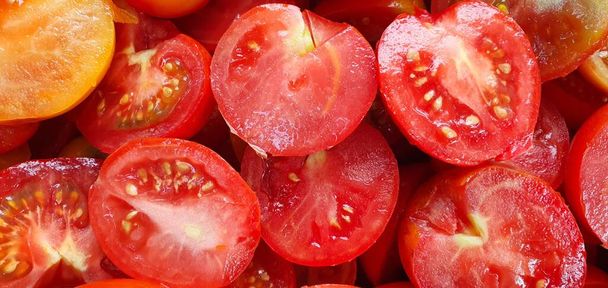 Żywe zbliżenie połówkowych pomidorów, pękające świeżością, organiczną dobrocią i nieodpartą soczystością. Urzekająca ilustracja apetycznych, świeżych warzyw - Zdjęcie, obraz