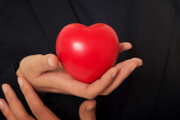 rood hart in vrouwelijke hand - Foto, afbeelding