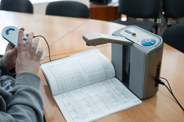 A visually impaired man uses a scanning and reading machine - Фото, зображення