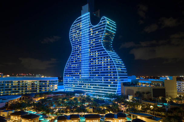 Veduta aerea della struttura Seminole Hard Rock Hotel and Casino a forma di chitarra illuminata con luci luminose al neon a Hollywood, Florida. - Foto, immagini