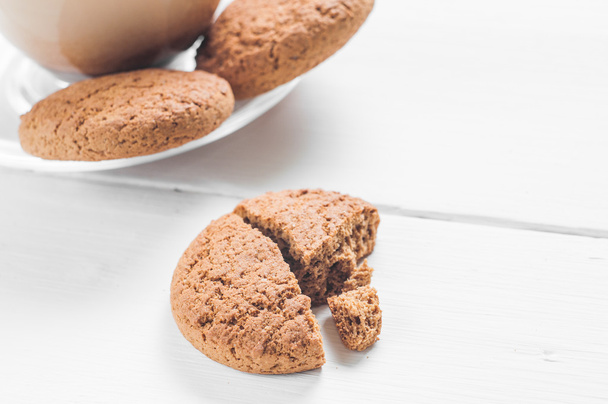 ovesné vločky cookie s kávou dřevěné bílým pozadím - Fotografie, Obrázek