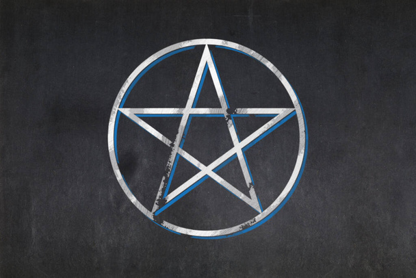 Lavagna con il simbolo del Pentacolo della Wicca disegnato al centro. - Foto, immagini