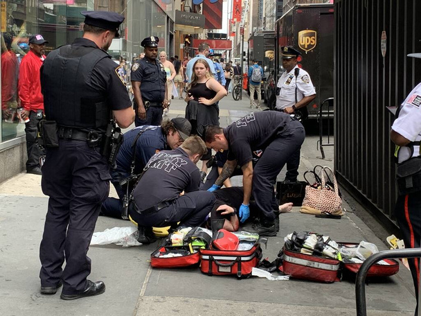 Una donna cadde e si ferì a Times Square. 15 giugno 2023, New York, USA: Una donna è caduta e si è ferita con il sangue che le usciva intorno al collo e al braccio a Times Square e doveva essere sottoposta a un trattamento di pronto soccorso da parte di FDNY  - Foto, immagini