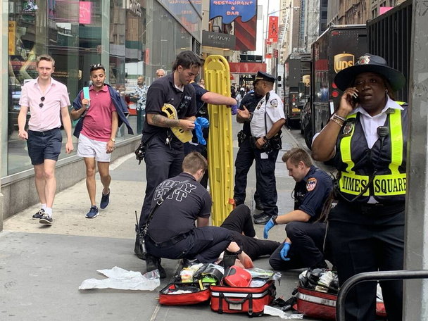 Kobieta upadła i została ranna na Times Square. 15 czerwca 2023, Nowy Jork, USA: Kobieta upadła i została ranna z krwią wychodzącą z jej szyi i ramienia na Times Square i musiała otrzymać pierwszą pomoc od FDNY  - Zdjęcie, obraz