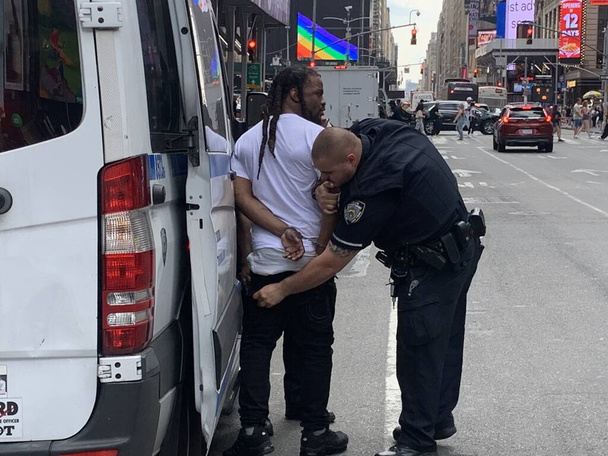 A rendőrség illegális dílereket tartóztat le a Time Square-en. 2023. június 15., New York, USA: A rendőrség teljes erőbedobással megtisztít minden illegális ügyletet, ami a Times Square-en folyik, miközben letartóztatnak két gyanúsítottat, és elviszik őket egy közeli rendőrségre.  - Fotó, kép