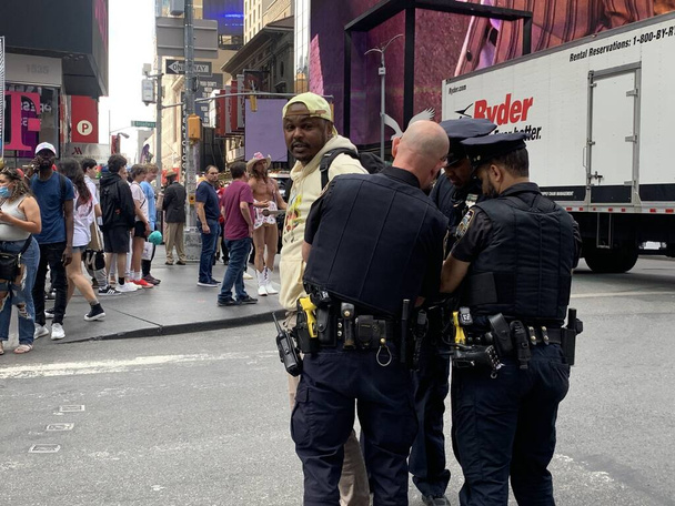 Policja aresztuje nielegalnych dilerów na Time Square. 15 czerwca 2023, Nowy Jork, USA: NYPD jest w pełni sił do czyszczenia wszelkich nielegalnych transakcji dzieje się na Times Square, jak aresztować dwóch podejrzanych i zawinął je do pobliskiego posterunku policji  - Zdjęcie, obraz